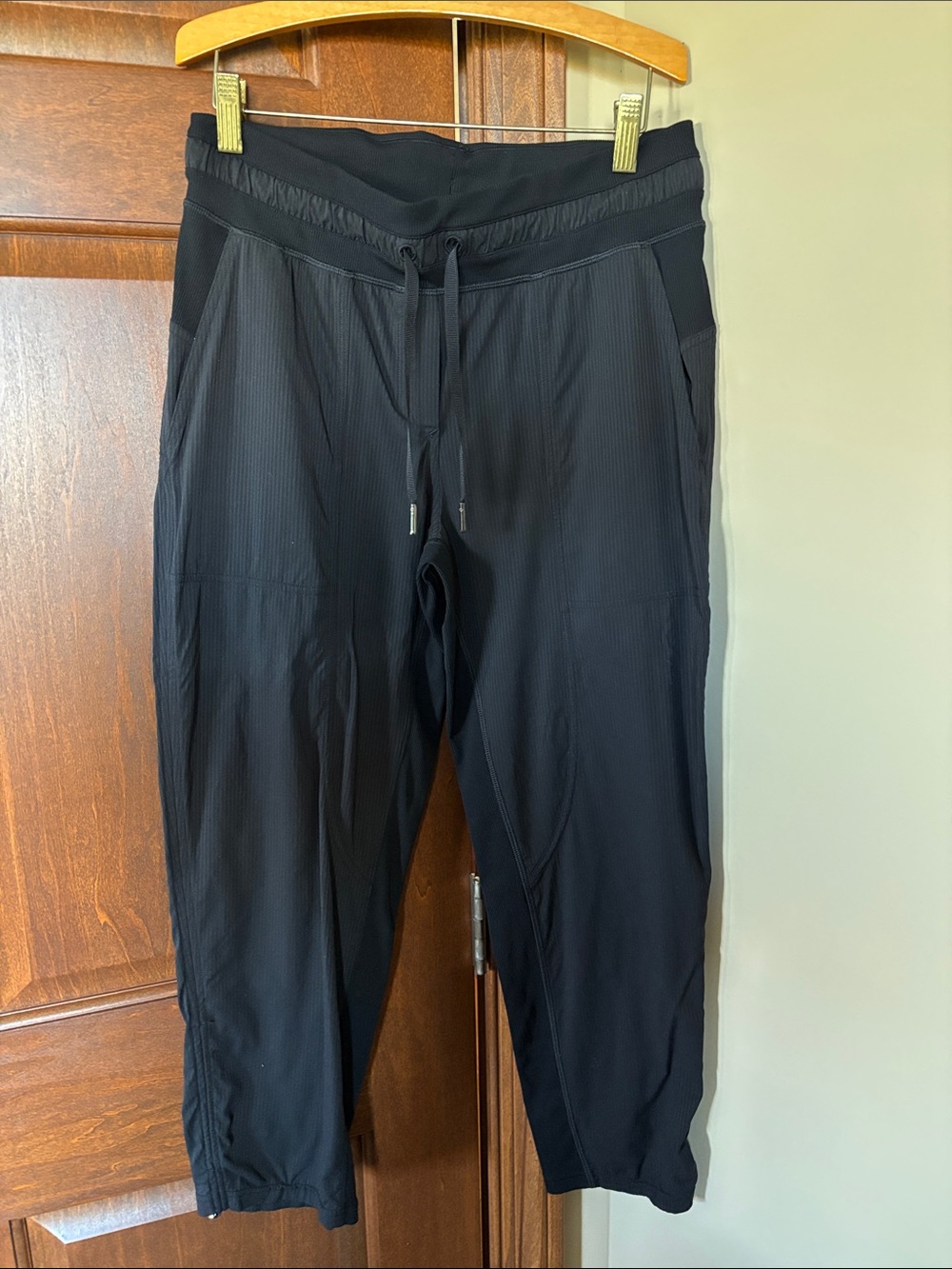 Lululemon black cropped pants